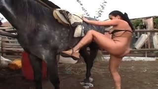 Трусики жоқ әйел жылқының бөксесімен мысығын ысқылайды